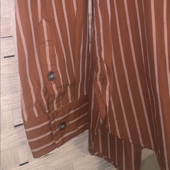 Universal Thread NWOT Oversized Button-Down Striped Rust - Small - Picture 4 of 7
